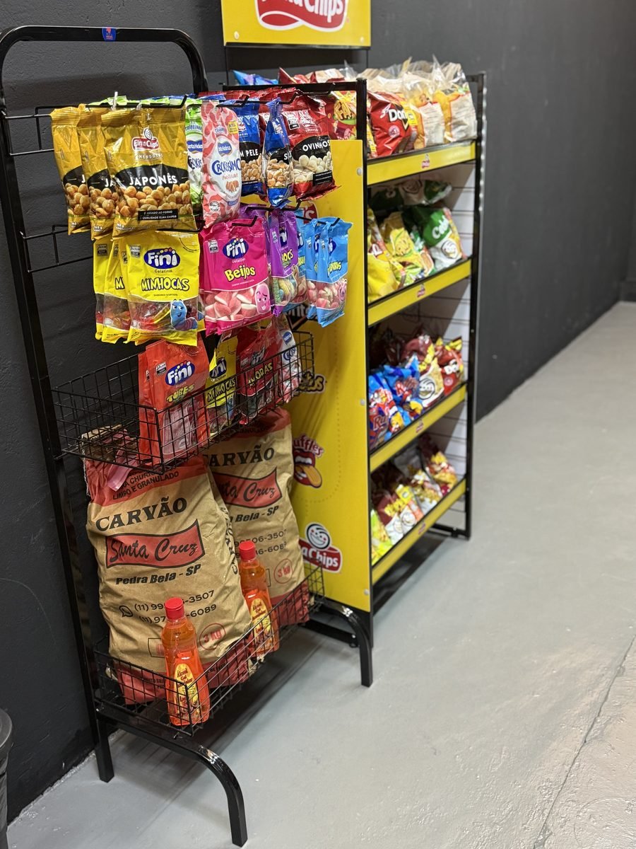Unidade Facile instalada — expositor de salgadinhos e doces abastecido